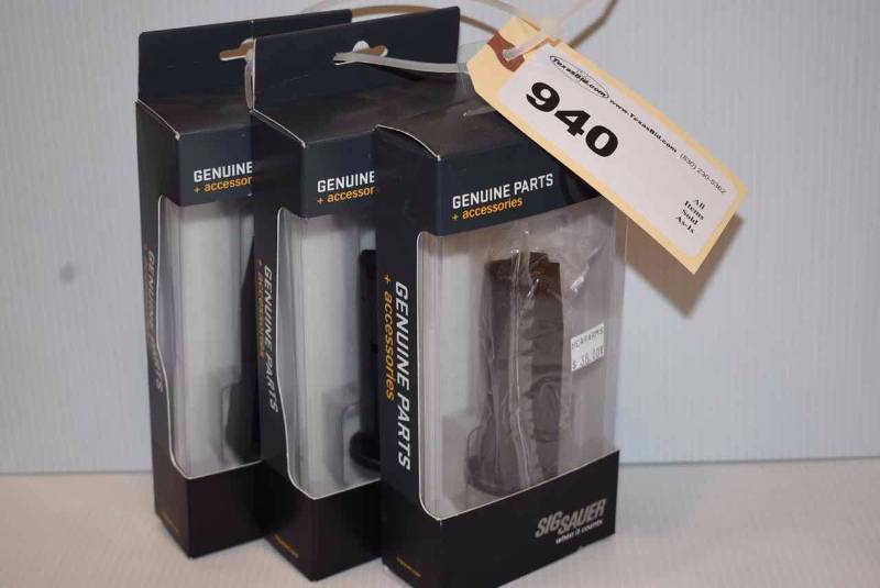 lot 940 image: (3)Sig Sauer Magazines
