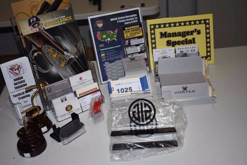lot 1025 image: (2)Insulator Displayers & Plexi Displayers