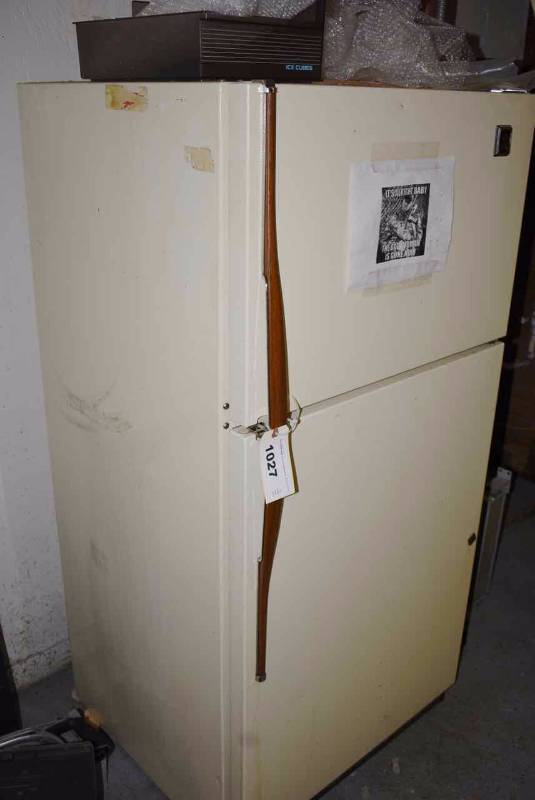 lot 1027 image: Old Refrigerator