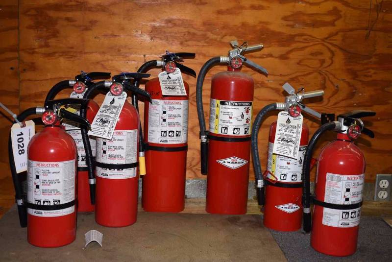 lot 1028 image: (7)Fire Extinguishers