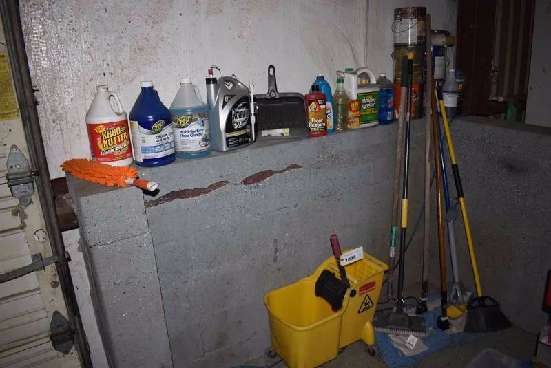 lot 1039 image: Mop Bucket, Sweeps, Cleaning Chemicals