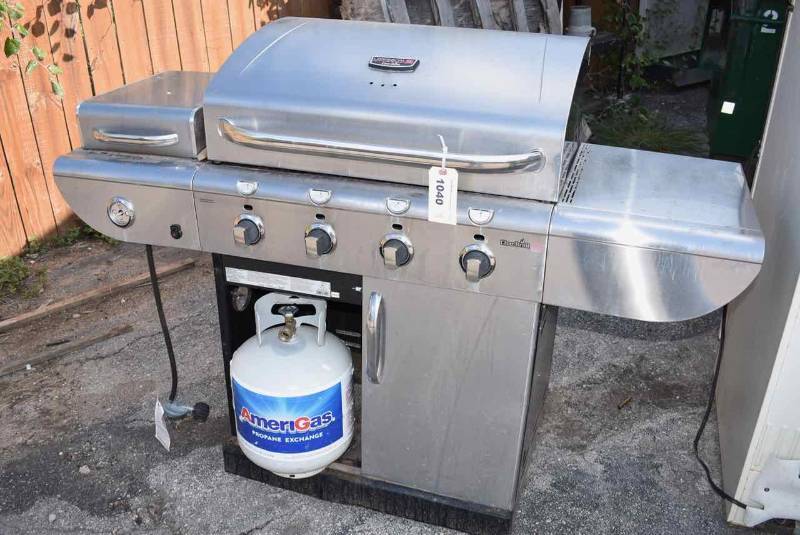 lot 1040 image: Gas Grill (missing 1 door)