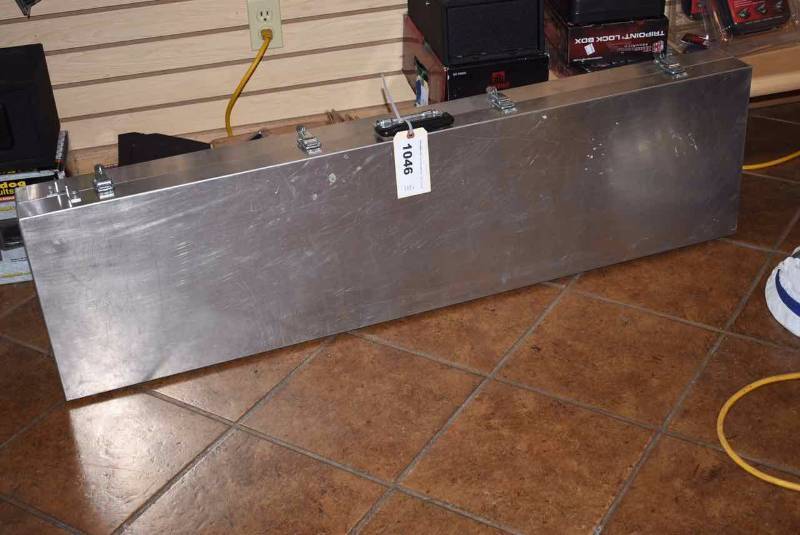 lot 1046 image: Big Aluminum Double Gun Case