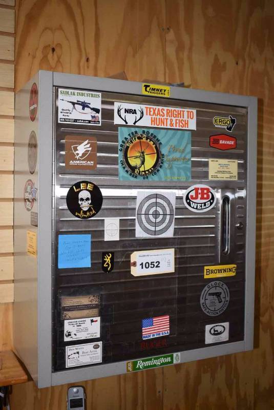 lot 1052 image: (1)Metal Wall Cabinet