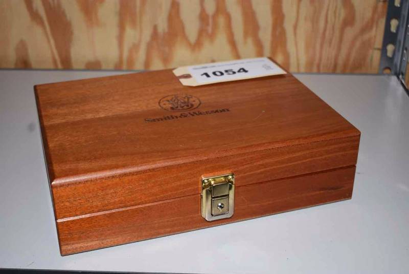 lot 1054 image: Empty S&W Wood Presentation Case
