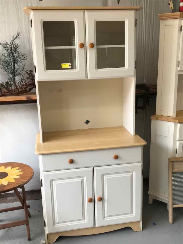 lot 1 image: White Cabinet