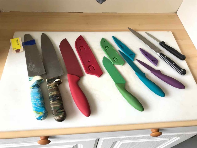 lot 2 image: Cutting Board & Asst. Knives