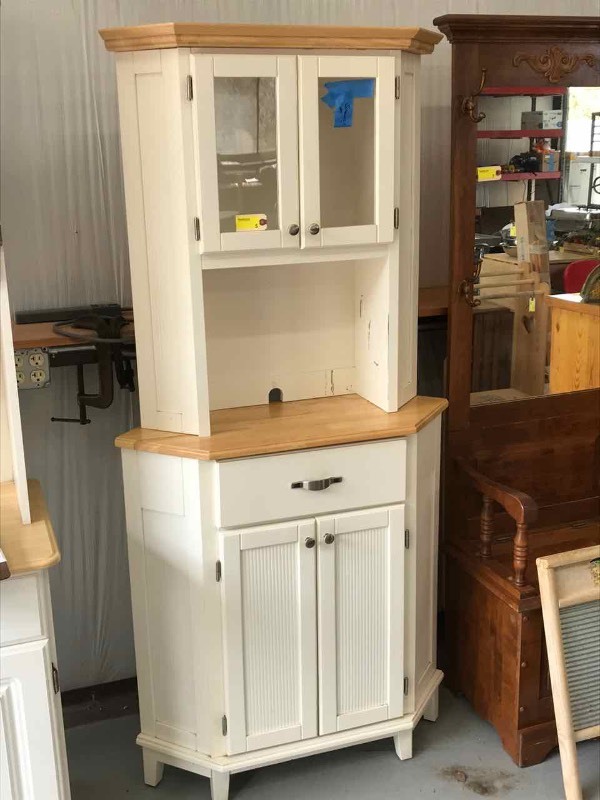 lot 5 image: White Cabinet