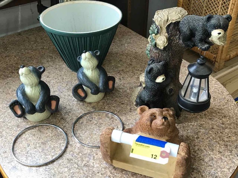 lot 12 image: Bears  (2) Towel Rings, TP Holders, Accent Lamp