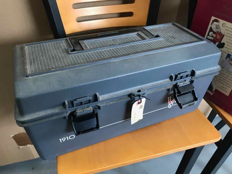 lot 22 image: Victor Tool Box with Lift Out Tray (Plastic)