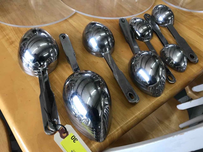 lot 30 image: (28) Vollrath Metal Measuring Spoons
