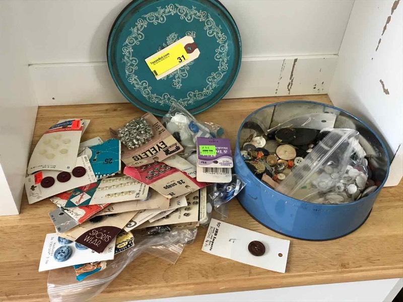 lot 31 image: Old Blue Tin with Buttons