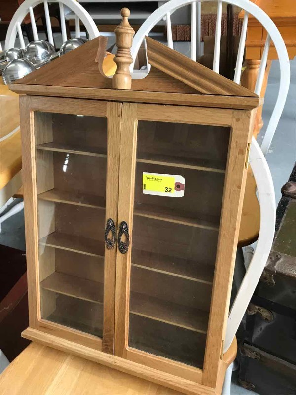 lot 32 image: Oak Wall Cabinet