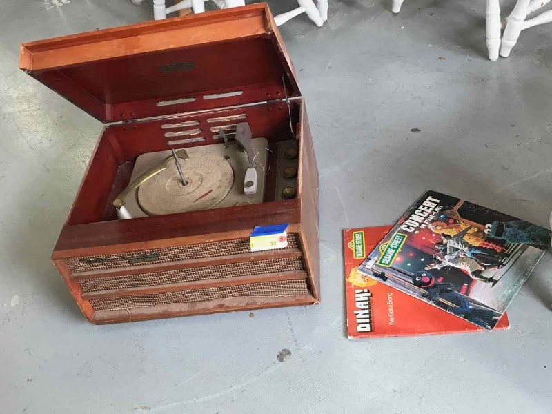 lot 34 image: Mid-Century RCA Victor Record Player