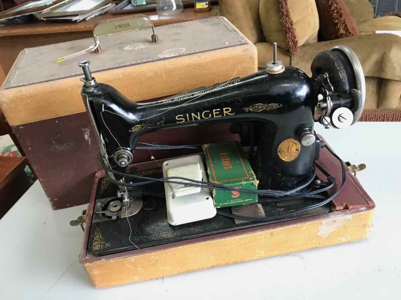 lot 38 image: Antique Singer Sewing Machine (5426004)