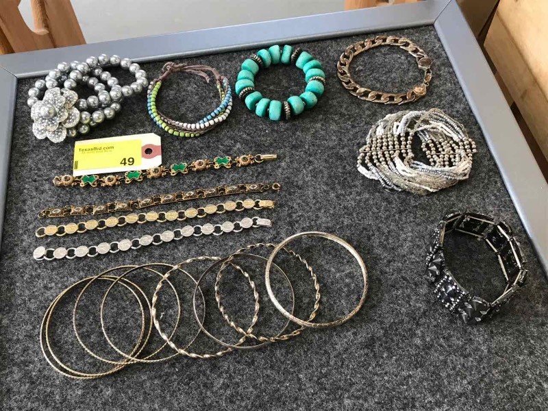 lot 49 image: Bracelets