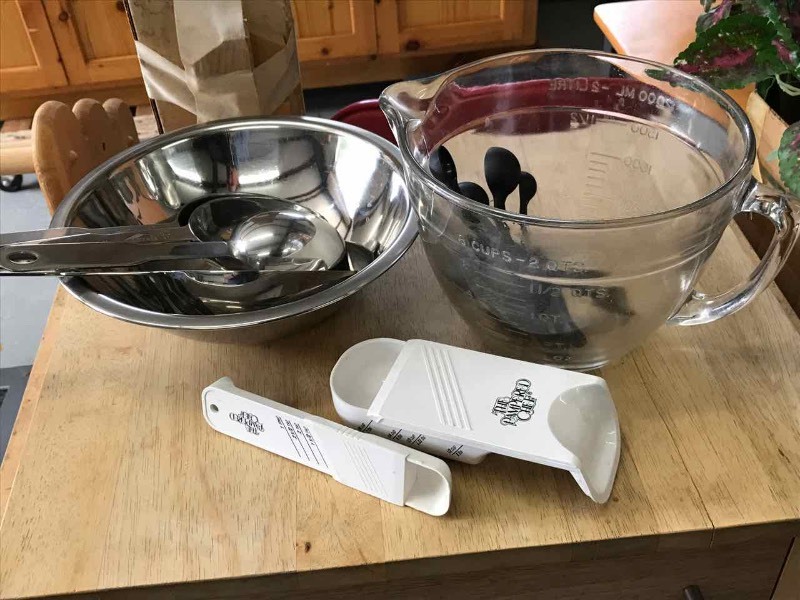lot 57 image: Pampered Chef Glass Measuring Bowl, Plastic Measuring Spoons, Vollrath Metal Scoops, Stainless Bowl