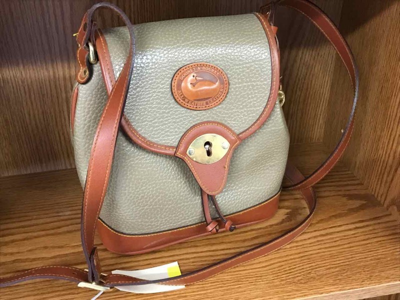 lot 61 image: Purse  Dooney & Bourke (tan)