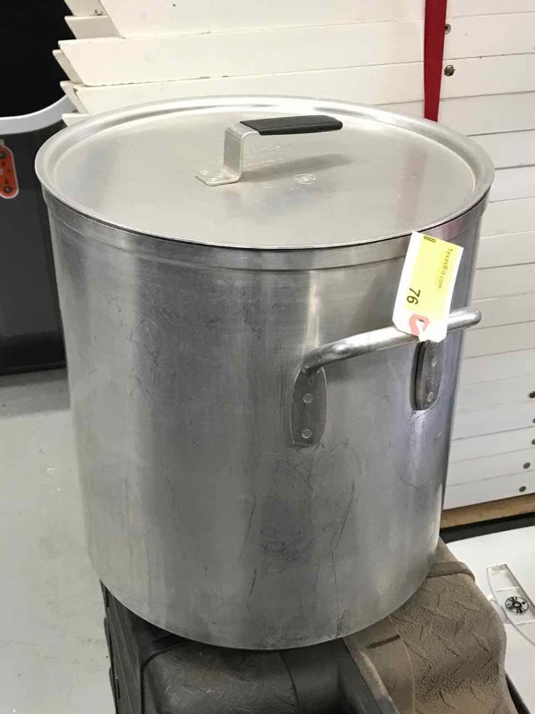 lot 76 image: Vollrath 32 Qt. Stock Pot with Lid