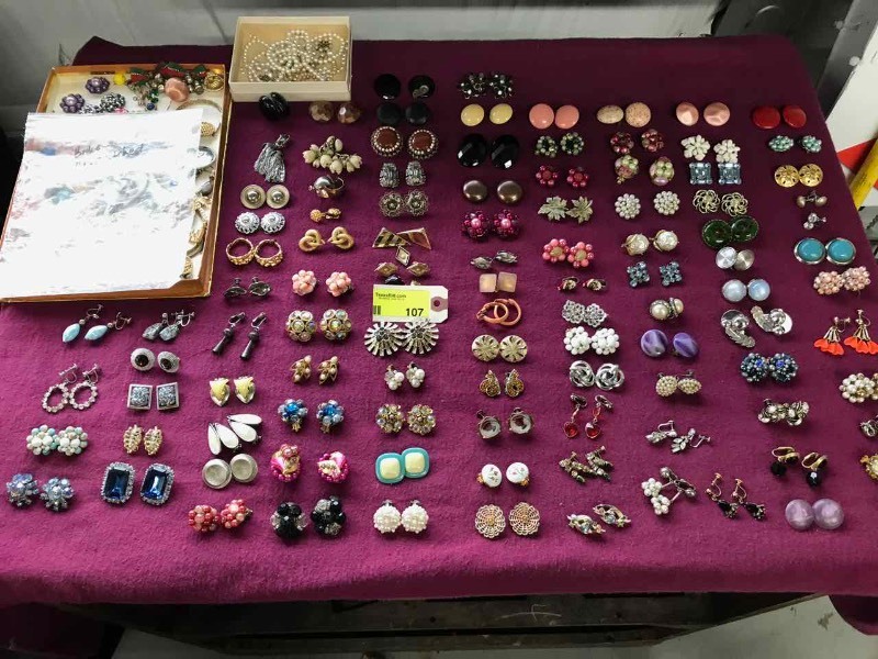 lot 107 image: Clip-On Earrings