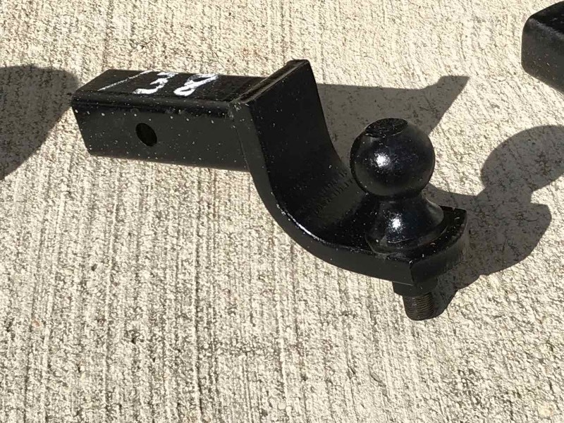 lot 138 image: Receiver Hitch Ball Mount (4 drop, 2 ball)