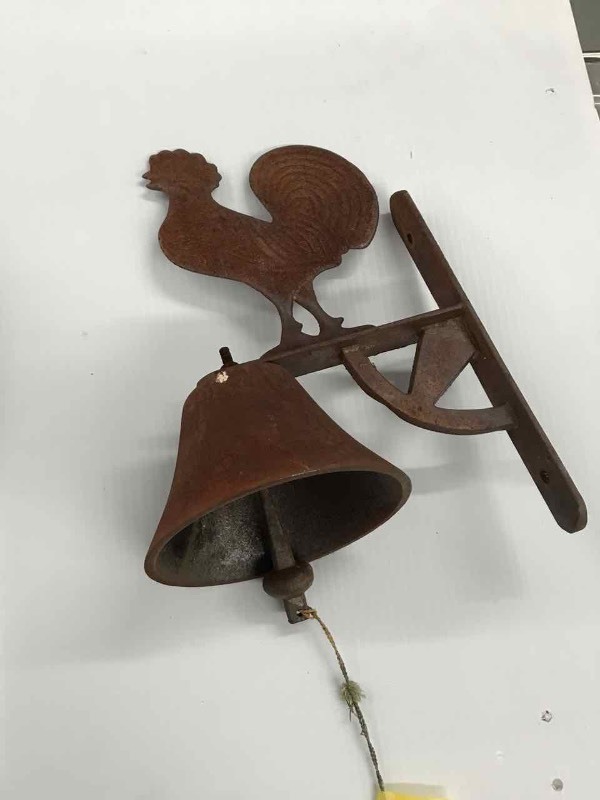 lot 158 image: Cast Iron Rooster Dinner Bell