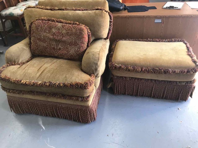 lot 161 image: Oversized Comfy Chair & Ottoman