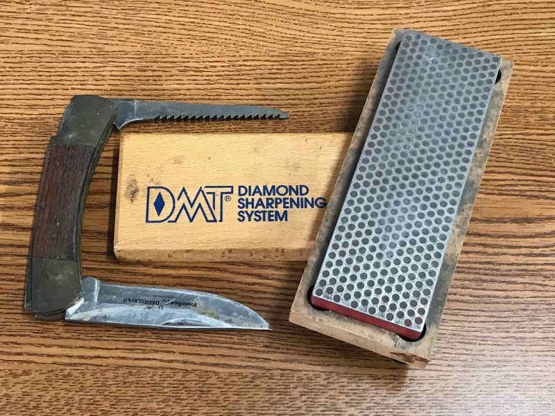 lot 173 image: Knife Maxxam Folding Precise Deerslayer & DMT Diamond Sharpening Stone