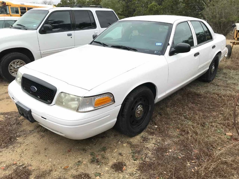 lot 232 image: 2008 Ford Crown Victoria Police Interceptor, odometer shows 111,088  (2FAHP71V18X150204)