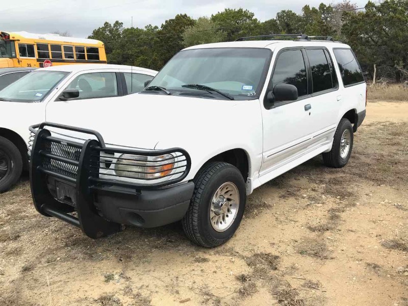 lot 233 image: 2001 Ford Explorer, odometer shows 111,066  (1FMZU62E91ZA24748)