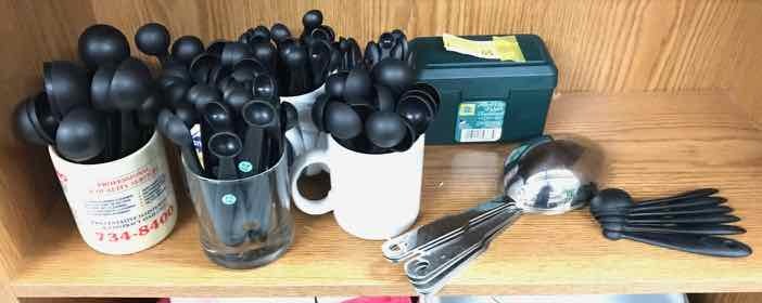 lot 65 image: Vollrath Measuring Scoops, Recipe Box, Plastic Measuring Spoons