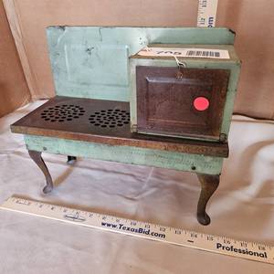 lot 705 image: Antique electric toy stove, Metal Ware Co.