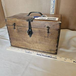 lot 707 image: Antique wood box, dovetailed