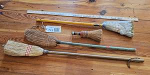 lot 713 image: Toychilds brooms