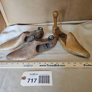 lot 717 image: Antique shoe lasts, wood