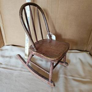 lot 719 image: Antique childs chair (Pennsylvania Dutch style, yellow flower)