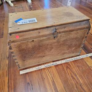 lot 742 image: Antique dovetailed chest, Pine