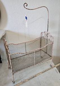 lot 751 image: Antique Doll Bed (pink)