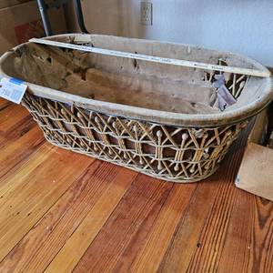 lot 758 image: Antique Wicker Stick & Ball Bassinet