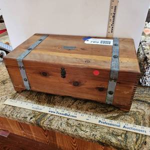 lot 789 image: Antique cedar keepsake chest