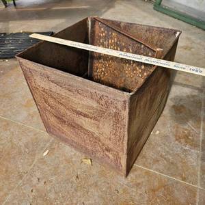 lot 804 image: Tin box
