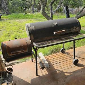 lot 805 image: Char-Broil BBQ Grill