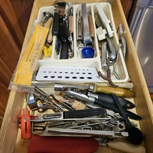 lot 821 image: Asst Kitchen Utensils