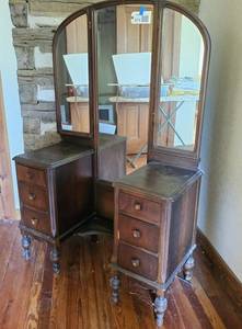 lot 874 image: Antique butterfly kneehole dresser