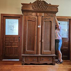 lot 875 image: American Antique tiger oak breakdown wardrobe with crown and blanket boxes (Large) Fredericksburg, TX written on back