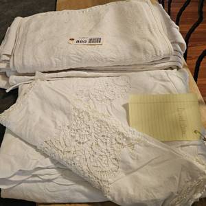 lot 880 image: Bed linens