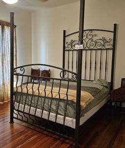 lot 882 image: Impressive Hand-Made in Frdbg by W.L. Rees 121999 Queen Iron 4-Poster Bed (metal used is from Brackenridge Estate in San Antonio), mattress, boxsprings, linens