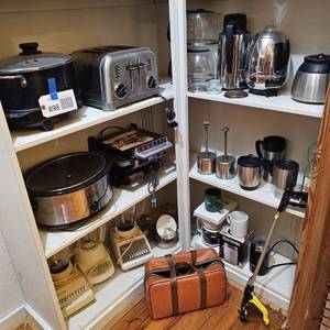 lot 898 image: Small Appliances crockpot, toaster, hot plates, coffee makers, grinders, blender bases