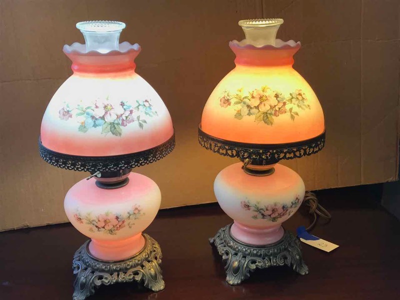 lot 23 image: Lamp Pink with Flowers (3-Way)