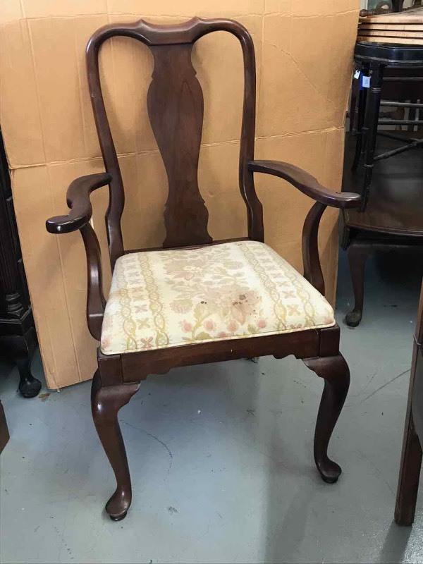 lot 33 image: Ethan Allen Arm Chair